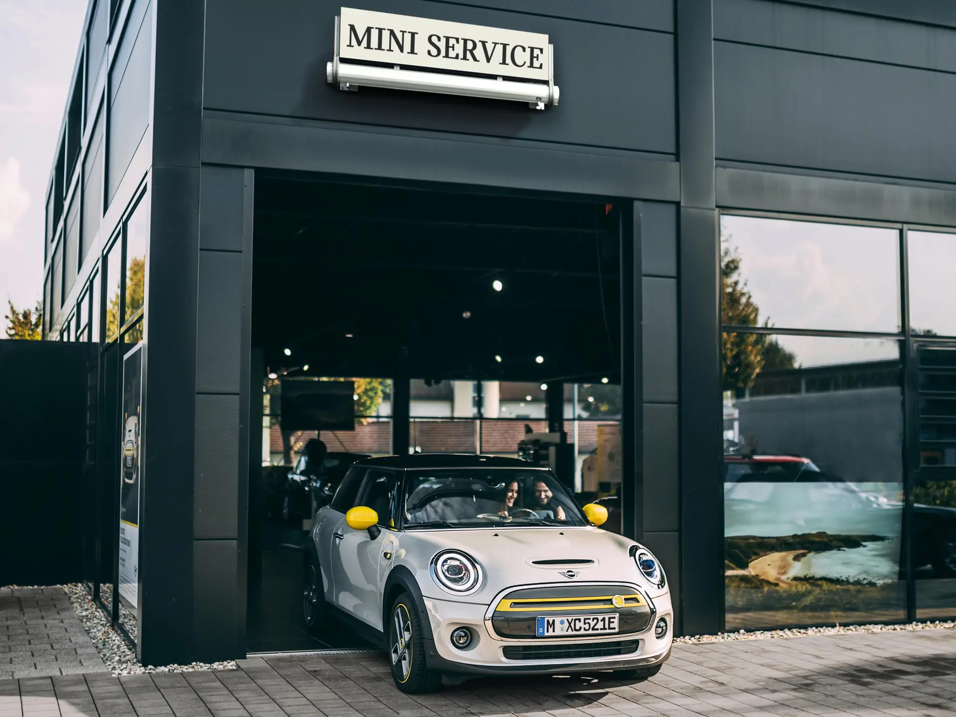 Автомобиль MINI выезжает из сервисного центра MINI.