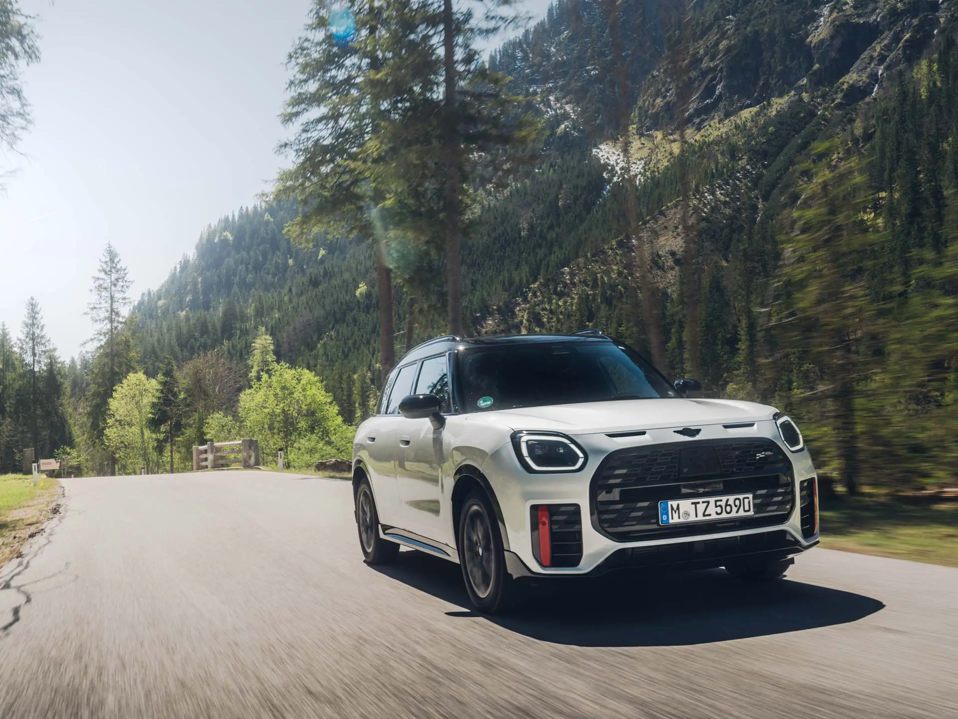 MINI Countryman на проселочной дороге.